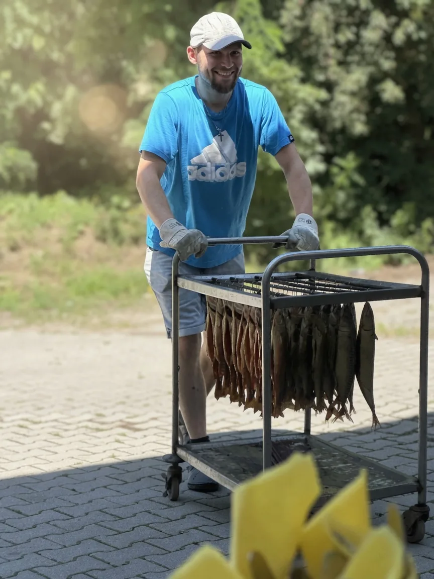Magnus Koppenhofer mit geräucherten Fischen am Wagen