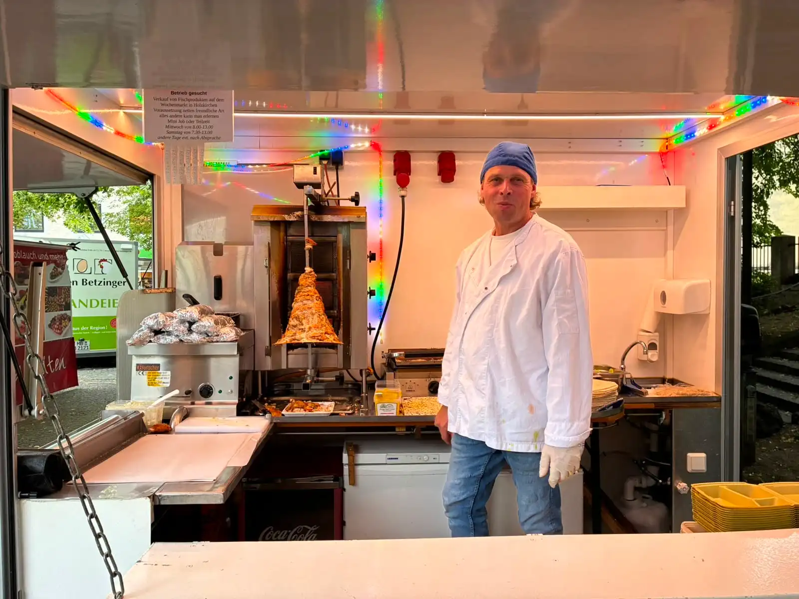 Michael Koppenhofer bereitet im Verkaufswagen einen Lachs-Döner zu
