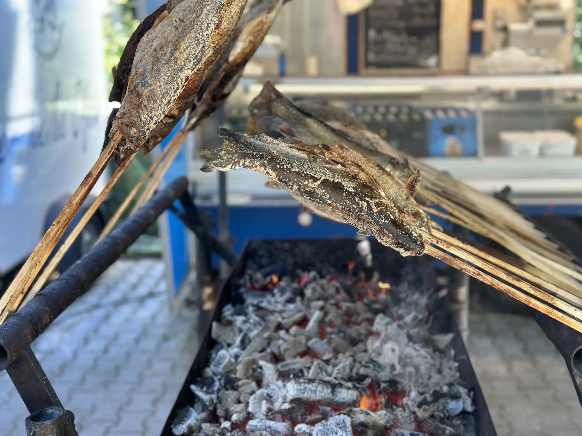 Steckerlfisch über der Glut