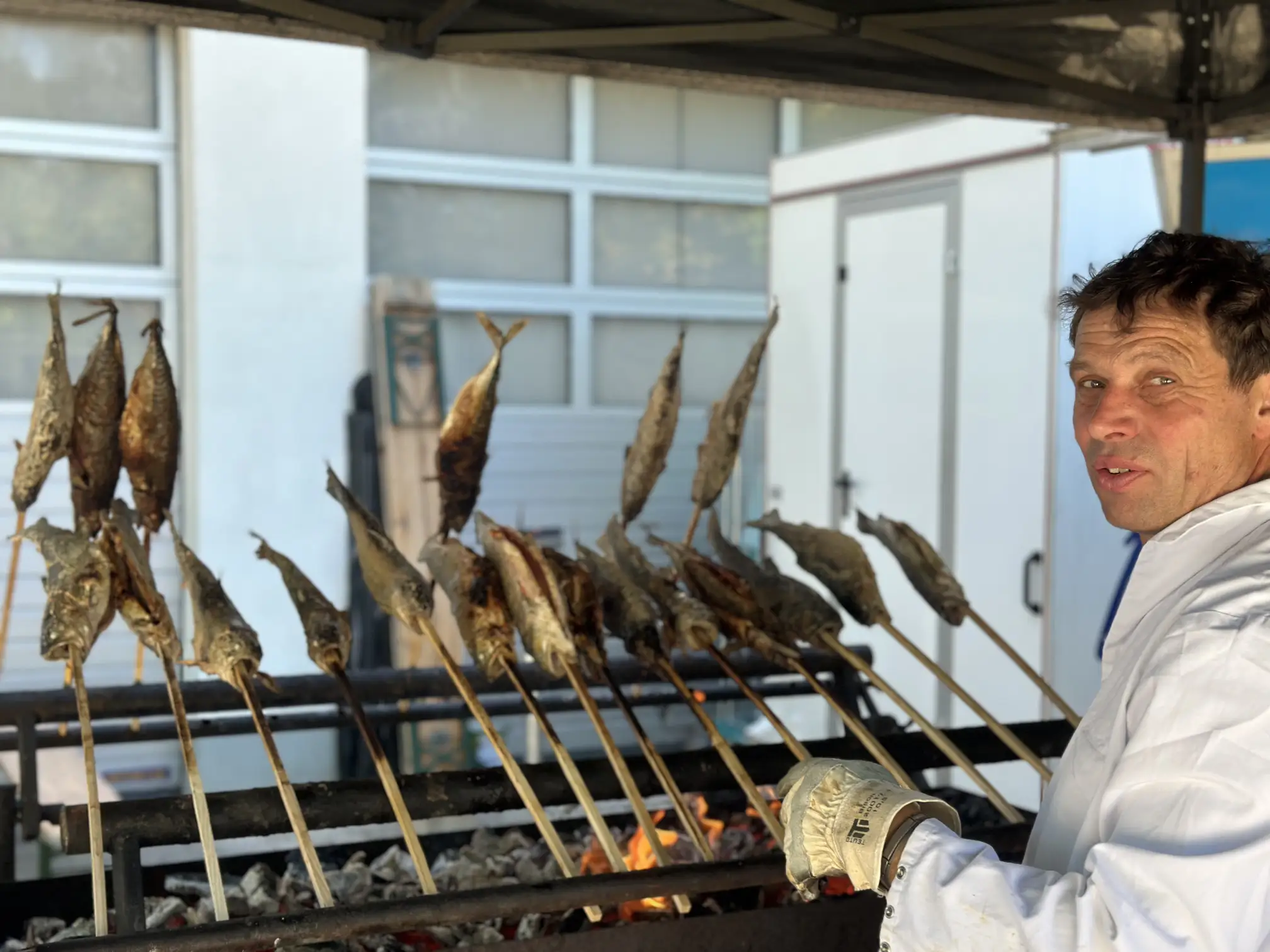 Michael Koppenhofer grillt Steckerlfisch über Holzkohle