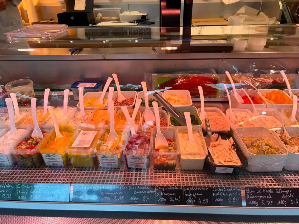 Thekenauslage mit Fischfeinkost, Salaten und Spezialitäten